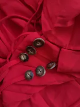 Vestido corto color rojo con botones de madera y lazos en la espalda.