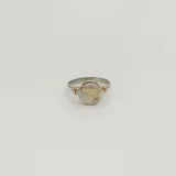 Anillo de plata 925 con apliques en oro 9k, con diseño de manos entrelazadas.