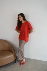 Pollera midi de viscosa con estampado animal print de leopardo y abertura lateral.