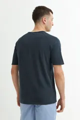 Remera verde militar de algodón con cuello redondo y manga corta. Estampado pequeño en el pecho. Corte clásico.