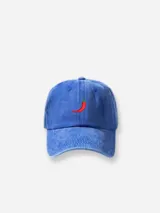 Gorro de gabardina azul con bordado de un ají rojo en el frente.