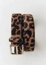 Cinturón con estampado animal print de leopardo y hebilla cuadrada metálica dorada.