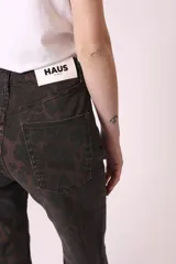 Pantalón de jean con estampado animal print en tonos marrones.