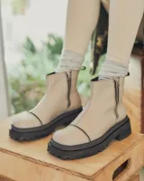 Botas de cuero beige con cierre lateral y suela gruesa antideslizante.