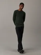 Sweater verde oscuro de algodón orgánico con textura de piqué micro, cuello redondo y logo 'ck' bordado en el pecho.