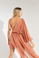 Vestido largo azul marino con un hombro descubierto, manga larga abullonada y falda irregular con sobrevestido de crepé.