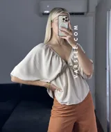 Blusa verde agua con escote en V, mangas cortas abullonadas y tiritas para atar.