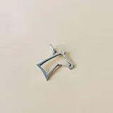 Dije de plata 925 con forma de cabeza de caballo, diseño calado.