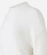 Suéter marrón de punto con cuello redondo y mangas largas ajustadas. Diseño slim alargado con efecto de pelitos.