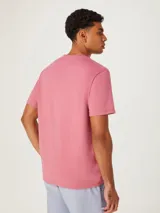 Camiseta marrón de corte recto y mangas cortas.