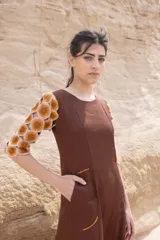 Vestido largo color bordó con mangas 3/4 con estampado de círculos color marrón y ocre.