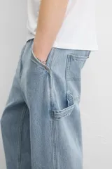 Pantalón de jean negro, corte relaxed fit, con bolsillos frontales y traseros tipo parche, tira multifunción y bolsillo tipo parche en las piernas. Tiene efecto lavado y cierre frontal con cremallera y botón.