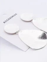Aros colgantes plateados con forma de gota.