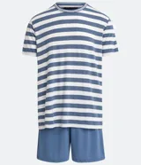 Conjunto de pijama corto para hombre, compuesto por remera de manga corta con cuello redondo y short con cintura elástica. Diseño a rayas horizontales en tonos azul y blanco.