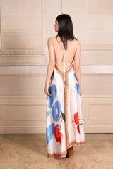 Vestido largo de tirantes finos con escote en V, estampado con cerezas, corazones y letras.