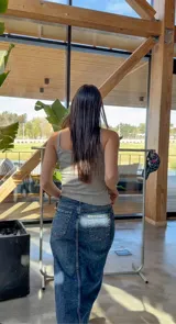 Musculosa negra de breteles finos y corte ajustado.