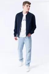 Pantalón de jean celeste, corte clásico, de tiro medio y pierna recta.