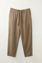 Pantalón casual color marrón claro, confeccionado en lino con suave elasticidad, corte recto y cintura con cordón ajustable.