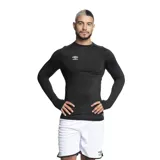 Remera negra ajustada de manga larga con orificios para los pulgares y logo de Umbro estampado en el pecho.