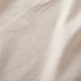 Camisa manga corta color beige, con cuello clásico, cierre con botones y bolsillo en el pecho. Corte recto. Marca Roark, modelo Made To Fade.