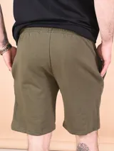 Short negro de corte recto con cintura elastizada y cordón ajustable.