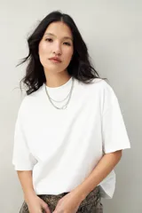 Remera blanca de corte cuadrado y mangas cortas con dobladillo.