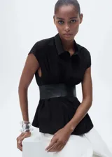 Camisa negra con cuello camisero, manga corta y pinzas en la cintura.