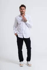 Pantalón cargo color beige con bolsillos laterales y corte recto.