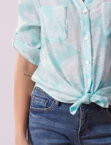 Blusa de gasa estampada azul con diseño paisley, marca Ruby Rd. Cuello a la base, escote en v y abertura con botones. Delantera con bolsillos. Largo de manga regulable con presilla y botón. Terminación de ruedo con nudo.
