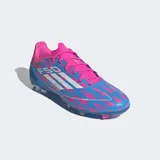 Championes de fútbol Adidas F50 League, color azul con detalles en rosa y blanco. Creados para desbloquear todo el potencial de tu aceleración, movimiento y velocidad.