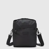Bolso bandolera negro con correa ajustable y desmontable.