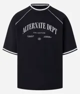Remera deportiva negra de manga corta con cuello redondo y estampa frontal en relieve con la frase "Alternate Dept Collection Revealing the unknown Powered by Dreamerland".