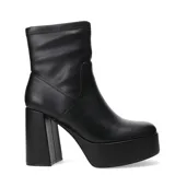 Bota de simil cuero elastizado en color off white, con tacón alto y plataforma.