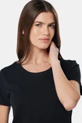 Remera azul de algodón y poliéster, de corte recto, cuello redondo y manga corta.