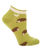 Calcetines tobilleros color verde claro con diseño de erizos marrones y detalles en blanco.