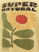 Remera color crema con estampado de flor y texto 'Super Natural' en la espalda.