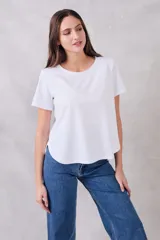 Remera blanca de algodón peinado con corte recto y mangas cortas.
