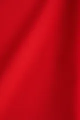 Vestido corto sin mangas de color rojo, con corte evasé y escote redondo con abertura en V frontal.