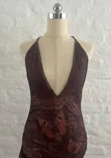 Minivestido marrón con estampado abstracto, escote halter y espalda descubierta.