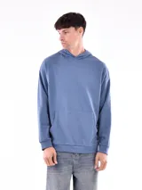 Buzo hoodie azul con bolsillo tipo canguro y corte holgado.