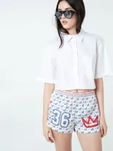 Short estampado con diseño auténtico de la marca, de corte suelto y cintura elástica.