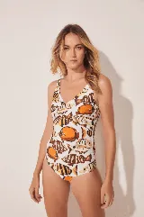 Traje de baño enterizo marca Agua de Coco, con estampado de peces en tonos naranja, marrón y blanco.