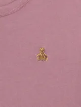 Remera de manga corta color blanco roto (off white) con cuello redondo y un pequeño bordado de un oso en el pecho.