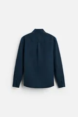 Camisa azul marino de corte regular fit, confeccionada en tejido de algodón Oxford. Tiene cuello abotonado, manga larga con puños abotonados, bolsillo de parche en el pecho y cierre frontal con botones.