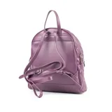 Mochila color lila de cuero sintético acolchado con diseño de rombos. Tiene acceso con cierre, dos compartimentos, un bolsillo interno con cierre y dos bolsillos internos abiertos. Las correas son regulables y los herrajes son plateados.