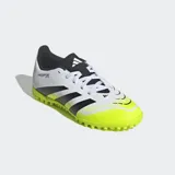 Championes de fútbol Adidas Predator Club, color blanco con detalles en negro y amarillo flúor.