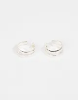 Par de aros tipo argolla bañados en plata, con triple aro.