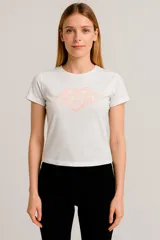 Remera gris con estampado de una estrella con animal print.