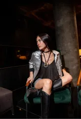Chaqueta metalizada plateada, elastizada y con cuello camisero.