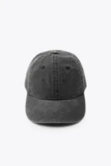 Gorra color crudo de sarga de algodón con efecto lavado.